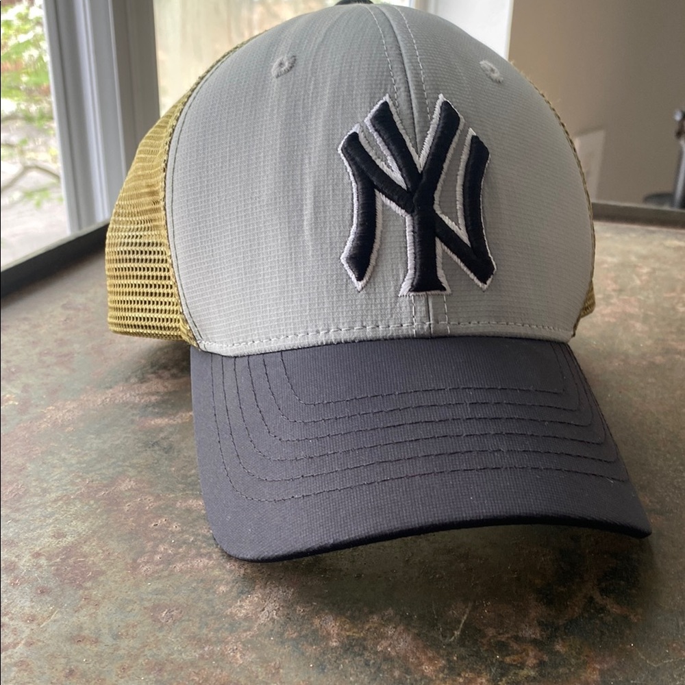 New Era New York Yankees Trucker SnapBack Hat with Black Bill & Gold Mesh Back